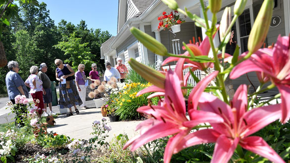 Woodland Pond's annual garden tour participants pay a visit to Maddy Lee's cottage garden. (photo by Lauren Thomas)