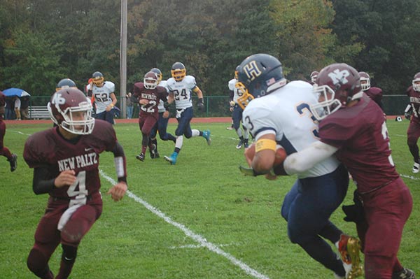 Highland’s Isaiah Daubon (3 in white)
